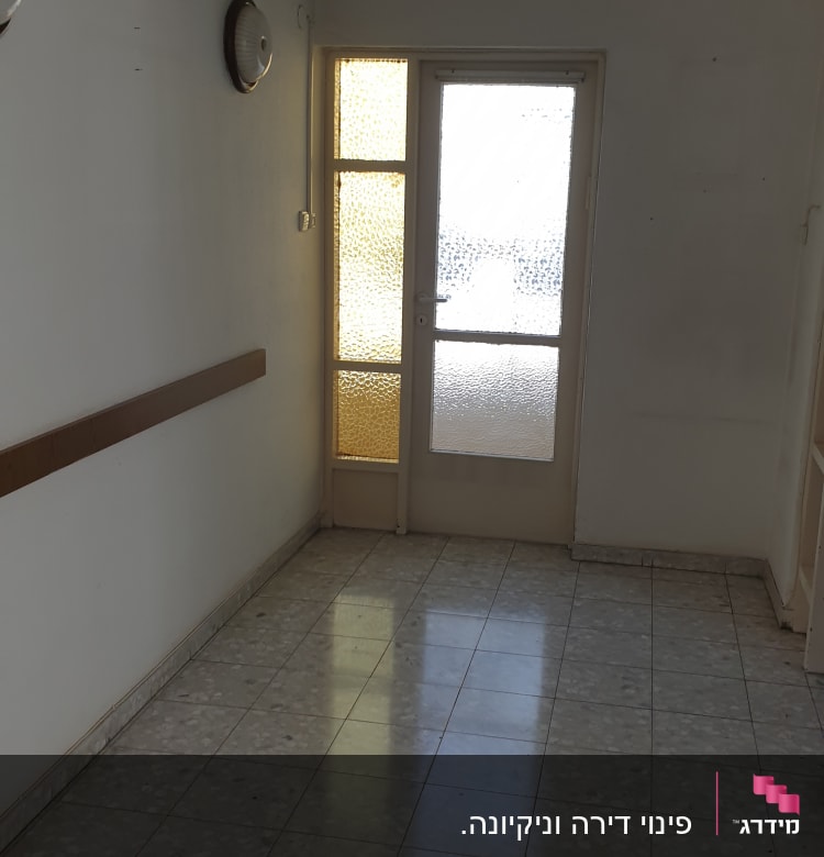 דלי עם מטאטא ומגב במסדרון ריק